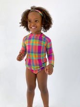 Laden Sie das Bild in den Galerie-Viewer, Model Front: Rio De Sol T-Shirt Tulip-Garden Rash-Guard Kids