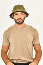 Laden Sie das Bild in den Galerie-Viewer, Model Front: Uv Line Bob Hat Toronto Colors Masc Military Green Upf50+