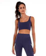 Laden Sie das Bild in den Galerie-Viewer, Model Front: Alto Giro Fitness Haut Top Blackout Costas Regata Cinza Odyssey