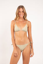 Laden Sie das Bild in den Galerie-Viewer, Model Front: Rio De Sol Bas Bottom Brisa-Pistache Ibiza-Comfy