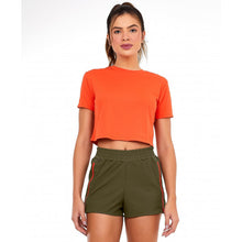 Laden Sie das Bild in den Galerie-Viewer, Model Front: Alto Giro Fitness Haut T-Shirt Skin Fit Cropped 1983 Laranja Pitanga