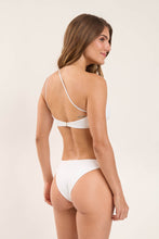 Laden Sie das Bild in den Galerie-Viewer, Model Back: Rio De Sol Ensemble Set Sand-White Kora Leblon
