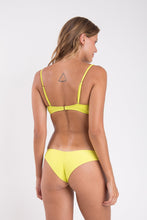 Laden Sie das Bild in den Galerie-Viewer, Model Back: Rio De Sol Haut Top Citrico Bandeau-Crispy