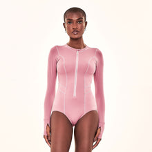 Laden Sie das Bild in den Galerie-Viewer, Model Front: Uv Line Une Pièce Macae Malva Upf50+