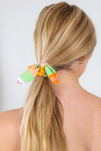 Laden Sie das Bild in den Galerie-Viewer, Model Front: Rio De Sol Chouchou Utah Scrunchie
