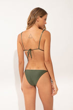 Laden Sie das Bild in den Galerie-Viewer, Model Back: Rio De Sol Bas Bottom Shimmer-Croco Ibiza-Comfy-Gold