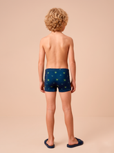 Laden Sie das Bild in den Galerie-Viewer, Model Back: Uv Line Maillot De Bain Garçon Swim Trunks Kids Pirates Fun Upf50+