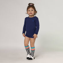 Laden Sie das Bild in den Galerie-Viewer, Model Front: Uv Line T-Shirt Longsleeve Baby Navy Blue Upf50+