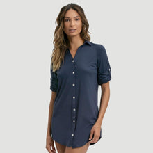 Laden Sie das Bild in den Galerie-Viewer, Model Front: Uv Line Vêtement De Plage Shirtdress Copenhagen Fem Navy Blue Upf50+
