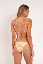 Laden Sie das Bild in den Galerie-Viewer, Model Back: Rio De Sol Ensemble Set Sahari Lia Lacinho