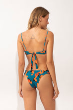Laden Sie das Bild in den Galerie-Viewer, Model Back: Rio De Sol Bas Bottom Luma Baobi
