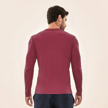 Laden Sie das Bild in den Galerie-Viewer, Model Back: Uv Line T-Shirt Longsleeve Uvpro Masc Vermelho Queimado Upf50+