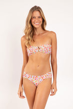 Laden Sie das Bild in den Galerie-Viewer, Model Front: Rio De Sol Haut Top Ditsy-Sky Mavi