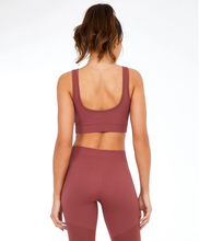 Laden Sie das Bild in den Galerie-Viewer, Model Back: Alto Giro Fitness Haut Top Sem Costura Regata Ag Marrom Mahogany