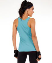 Laden Sie das Bild in den Galerie-Viewer, Model Back: Alto Giro Fitness Haut Regata Skin Fit Alongada Gola V Azul Waters