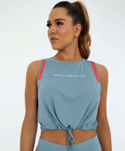 Laden Sie das Bild in den Galerie-Viewer, Model Front: Alto Giro Fitness Haut Regata Eco Skin Fit Recortes E Regulagem Cinza Lead