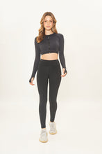 Laden Sie das Bild in den Galerie-Viewer, Model Front: Uv Line Fitness Bas Legging Fit Aspen Black Upf50+