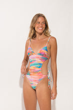 Laden Sie das Bild in den Galerie-Viewer, Model Front: Rio De Sol Une Pièce River Trikini