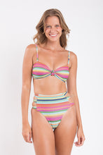 Laden Sie das Bild in den Galerie-Viewer, Model Front: Rio De Sol Ensemble Set Supercolor Bandeau-Joy Highwaist-Spin