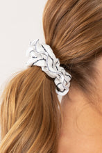 Laden Sie das Bild in den Galerie-Viewer, Image 03: Rio De Sol Chouchou Linea-White Scrunchie