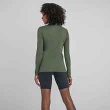 Laden Sie das Bild in den Galerie-Viewer, Model Back: Uv Line T-Shirt Longsleeve Uvpro Fem Verde Militar Upf50+