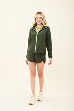 Laden Sie das Bild in den Galerie-Viewer, Model Front: Uv Line Fitness Robes Bag-Foldable Windbreaker Jacket Verde Militar