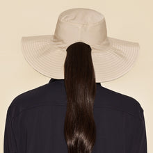 Laden Sie das Bild in den Galerie-Viewer, Model Back: Uv Line Chapeau Souple/Capeline San Diego Areia Kaki Upf50+