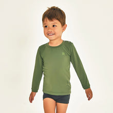 Laden Sie das Bild in den Galerie-Viewer, Model Front: Uv Line T-Shirt Longsleeve Baby Green Militar Upf50+