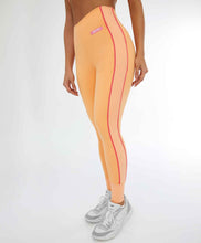 Laden Sie das Bild in den Galerie-Viewer, Model Front: Alto Giro Fitness Bas Legging Blackout Ii C/ Recorte Verticale Laranja Gym