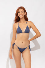 Laden Sie das Bild in den Galerie-Viewer, Model Front: Rio De Sol Bas Bottom Carmel-Blue Lacinho