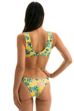 Laden Sie das Bild in den Galerie-Viewer, Model Back: Rio De Sol Ensemble Florescer Highleg