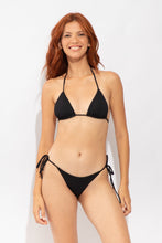 Laden Sie das Bild in den Galerie-Viewer, Model Front: Rio De Sol Bas Bottom Solar-Black Ibiza-Comfy