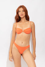 Laden Sie das Bild in den Galerie-Viewer, Model Front: Rio De Sol Haut Top Tribu-Flow Zaya