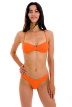 Laden Sie das Bild in den Galerie-Viewer, Model Front: Rio De Sol Haut Top St-Tpz-Tangerina Balconet