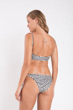 Laden Sie das Bild in den Galerie-Viewer, Model Back: Rio De Sol Ensemble Set Collage Bandeau-Reto Ibiza-Comfy