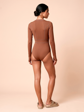 Laden Sie das Bild in den Galerie-Viewer, Model Back: Uv Line Une Pièce Long Sleeve Swimsuit Macae Brown Upf50+