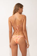 Laden Sie das Bild in den Galerie-Viewer, Model Back: Rio De Sol Bas Bottom Ditsy-Butter Lacinho
