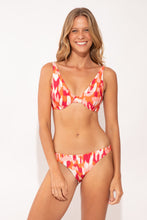Laden Sie das Bild in den Galerie-Viewer, Model Front: Rio De Sol Bas Bottom Mirage Essential-Comfy