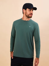 Laden Sie das Bild in den Galerie-Viewer, Model Front: Uv Line T-Shirt Longsleeve New Fit Textura Masc Verde Jade Upf50+