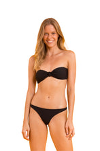 Laden Sie das Bild in den Galerie-Viewer, Model Front: Rio De Sol Ensemble Set Bora-Black Bandeau-Joy Leblon