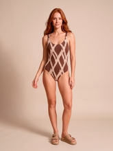 Laden Sie das Bild in den Galerie-Viewer, Model Front: Uv Line Une Pièce Swimsuit Ibiza Diamond Upf50+