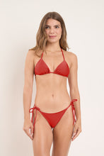 Laden Sie das Bild in den Galerie-Viewer, Model Front: Rio De Sol Ensemble Set Shimmer-Liquor Tri-Inv Cheeky-Tie