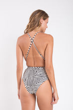 Laden Sie das Bild in den Galerie-Viewer, Model Back: Rio De Sol Une Pièce Collage New Vegas