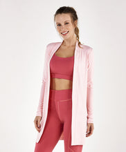Laden Sie das Bild in den Galerie-Viewer, Model Front: Alto Giro Fitness Haut Cardigan Rib Santorini Rosa Respire