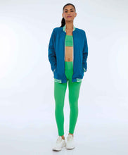 Laden Sie das Bild in den Galerie-Viewer, Model Front: Alto Giro Fitness Haut Jaqueta Aerofit Bomber Com Punhos Verde Deep Lagon