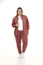 Laden Sie das Bild in den Galerie-Viewer, Model Front: Alto Giro Fitness Haut Jaqueta Melange Plus Rosa Hug