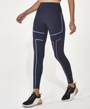 Laden Sie das Bild in den Galerie-Viewer, Model Front: Alto Giro Fitness Bas Legging Hyper Linhas Fusionadas Preto