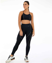 Laden Sie das Bild in den Galerie-Viewer, Model Front: Alto Giro Fitness Bas Legging Hyper Recortes Atlanta Preto