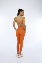 Laden Sie das Bild in den Galerie-Viewer, Model Back: Alto Giro Fitness Bas Legging Hyper Regulagem No Cos Laranja Orangeade
