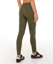 Laden Sie das Bild in den Galerie-Viewer, Model Back: Alto Giro Fitness Bas Legging Hyper Zero Verde Olive